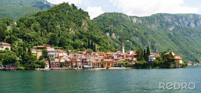 Papier peint  Une ville dans les montagnes