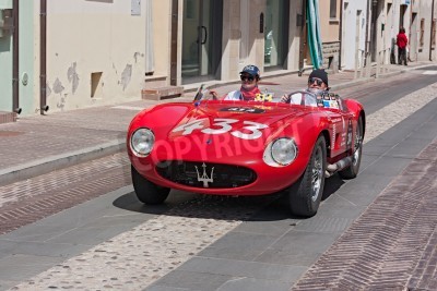 Papier peint  une voiture d'époque de course Maserati 150S (1955) dans les voitures classiques rallier Mille Miglia 2012, re-promulgation de la vieille race italienne (1927-1957), le 18 mai 2012 à Gatteo (FC) Itali