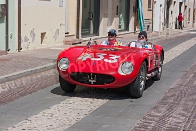 Papier peint  Une voiture d'époque de course Maserati 150S (1955) dans les voitures classiques rallier Mille Miglia 2012, re-promulgation de la vieille race italienne (1927-1957), le 18 mai 2012 à Gatteo (FC) Itali