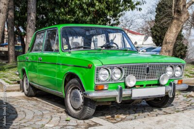 Papier peint  Une voiture rétro en vert