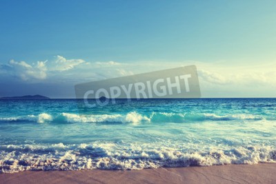 Papier peint  Vagues sur la plage aux Seychelles
