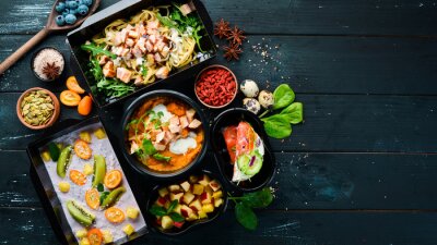 Papier peint  Vaisselle moderne sur une table en bois