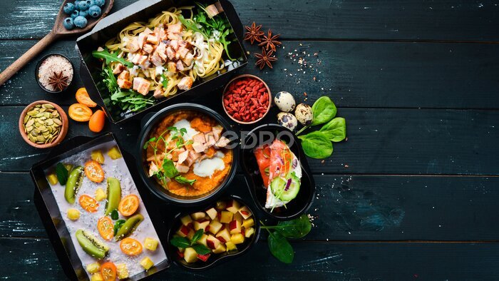 Papier peint  Vaisselle moderne sur une table en bois