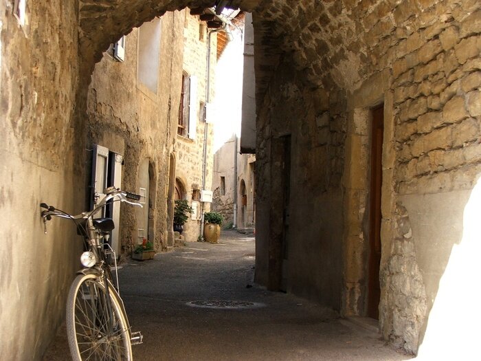 Papier peint  Vélo dans un passage sombre