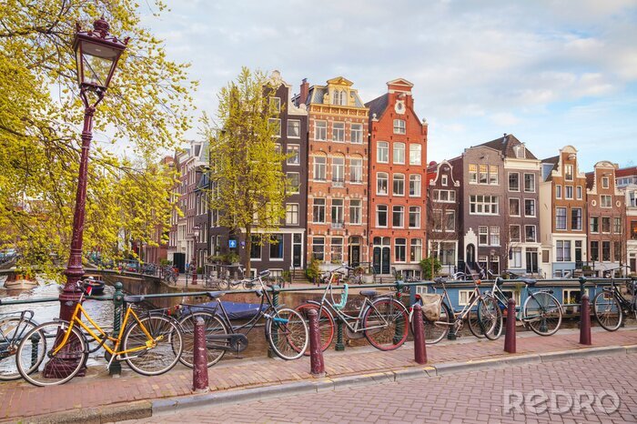 Papier peint  Vélos à Amsterdam à côté du canal