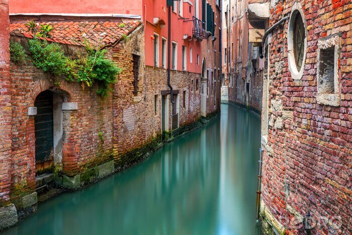 Papier peint  Venise - eau turquoise entre des maisons