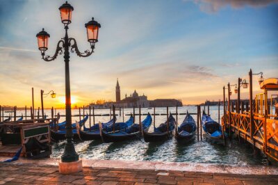 Papier peint  Venise et gondoles sur un canal