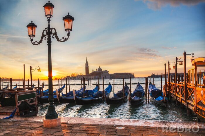 Papier peint  Venise et gondoles sur un canal