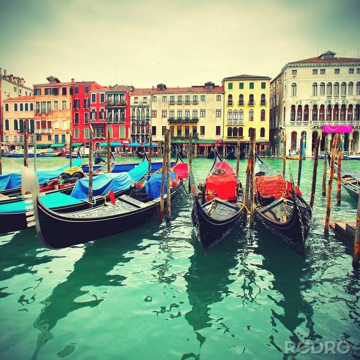 Papier peint  Venise et ses gondoles colorées