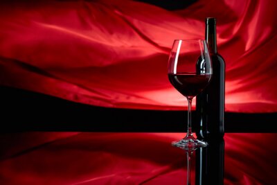 Papier peint  Verre à vin et bouteille sur fond rouge