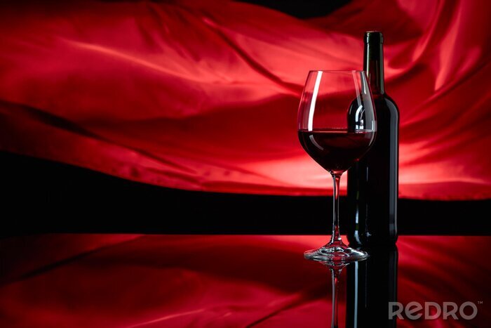 Papier peint  Verre à vin et bouteille sur fond rouge