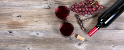 Papier peint  Verres à vin et raisins sur du bois