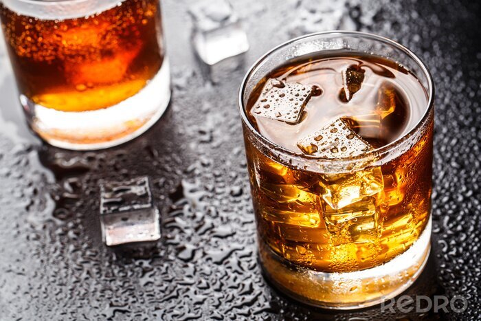 Papier peint  Verres avec une boisson et des glaçons