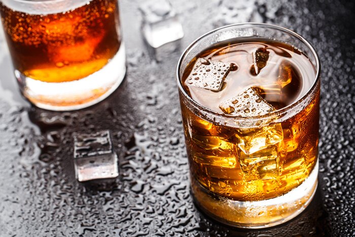 Papier peint  Verres avec une boisson et des glaçons