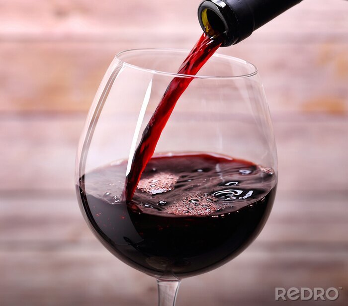 Papier peint  Verser une boisson rouge dans un verre