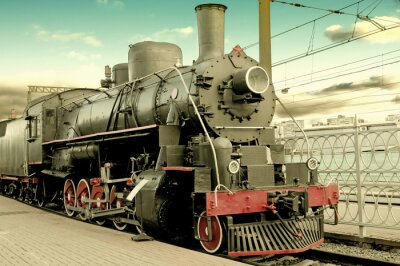 Vieille locomotive à vapeur à la gare