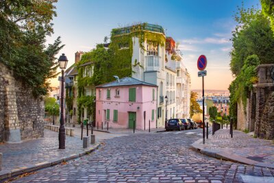 Vieille rue accueillante avec la maison rose au lever du soleil, quartier Montmartre à Paris, France
