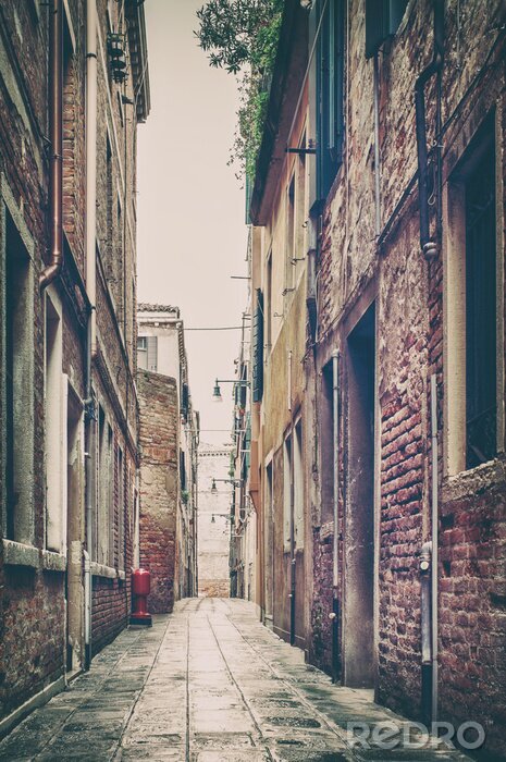 Papier peint  Vieille rue vue à Venise, en Italie.