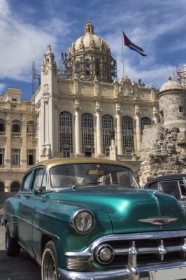 Papier peint  Vieille voiture américaine devant le palais présidentiel à La Havane