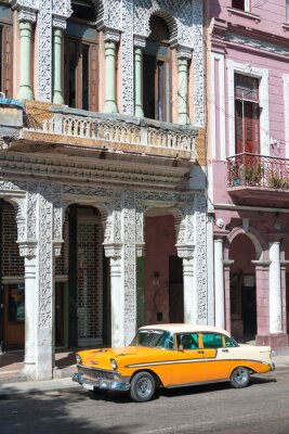 Papier peint  Vieille voiture dans une rue sale de La Havane