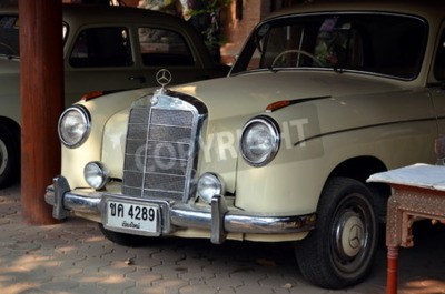 Papier peint  Vieille voiture Mercedes dans le parking à Chiang Mai, Thaïlande