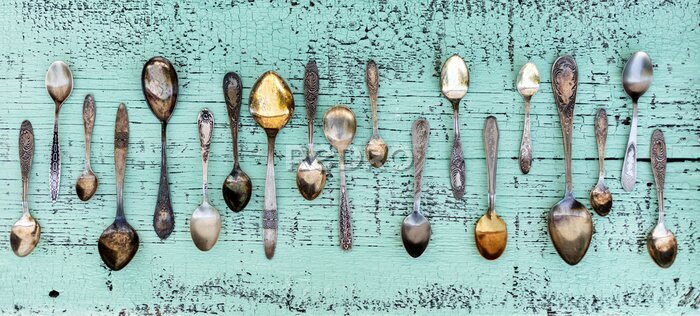 Papier peint  Vieilles cuillères alignées sur turquoise Tableaux