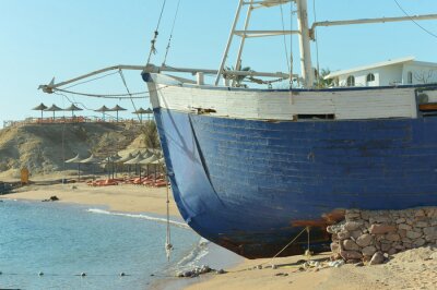 Papier peint  Vieux bateau à voile sur la côte de sable
