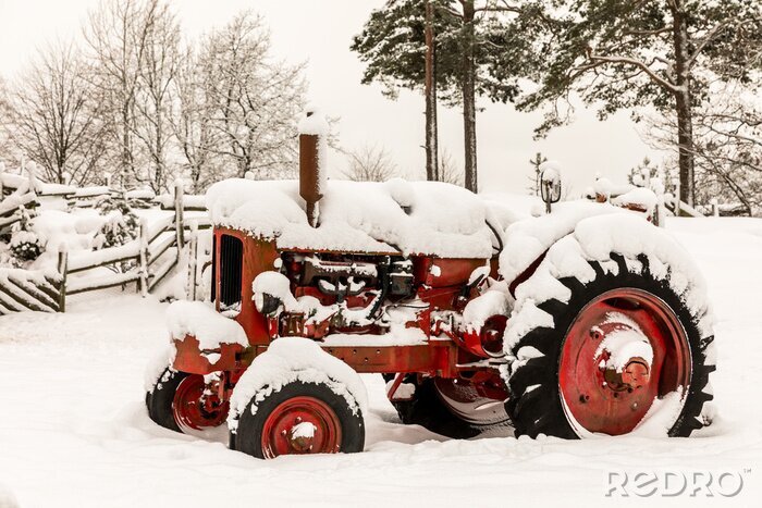 Papier peint  Vieux tracteur rouge couvert de neige