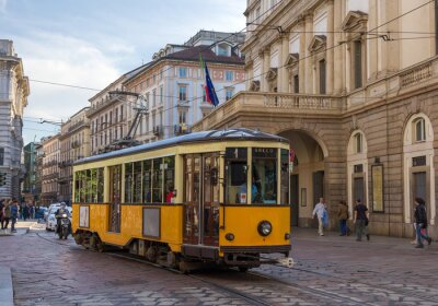 Papier peint  Vieux tramway passant au théâtre de La Scala à Milan