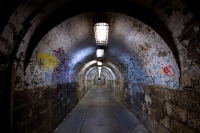 Papier peint  Vieux tunnel avec des graffitis