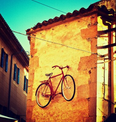 Vieux vélo sur le mur