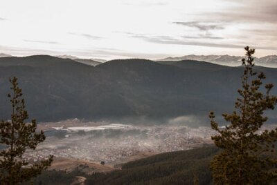 Papier peint  Ville bulgare - Sarnica. Rhodopes. Brouillard, nuages, Sunset.