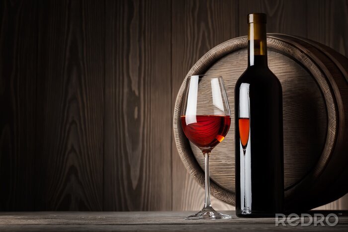 Papier peint  Vin rouge dans le verre avec une bouteille
