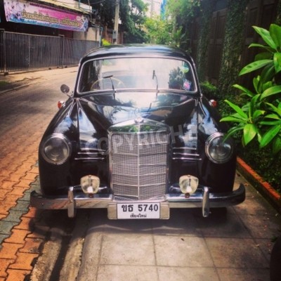 Papier peint  Vintage Mercedes Benz car parked in alley