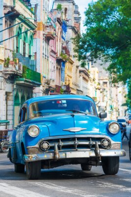 Papier peint  Vintage voiture américaine sur une rue dans le centre de La Havane