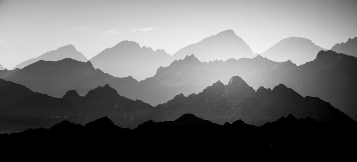 Papier peint  Vision artistique monochrome des montagnes