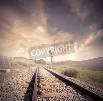 Papier peint  Voie ferrée déserte sous le bouillard