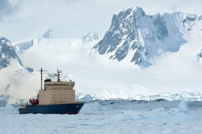 voile sur un brise-glace glacé de l'Antarctique journée de printemps détroit