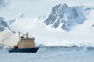 Papier peint  voile sur un brise-glace glacé de l'Antarctique journée de printemps détroit