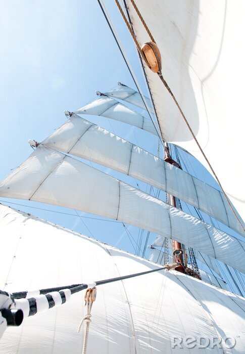 Papier peint  Voiles blanches sur un bateau à voile