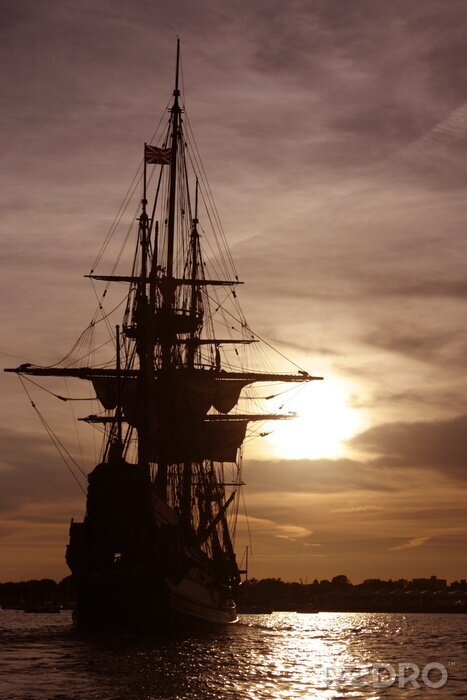 Papier peint  voiles Schooner au cours des vagues de l'océan dans la baie près d'un port