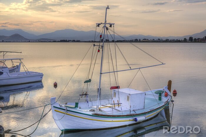 Papier peint  Voilier de pêche le soir au port
