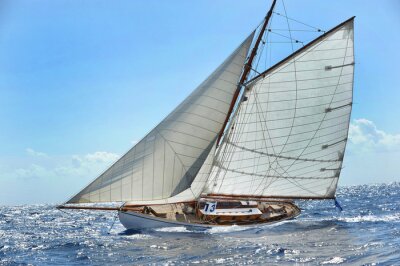 Voilier flottant en mer