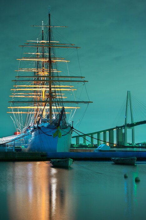 Papier peint  Voilier illuminé et passerelle