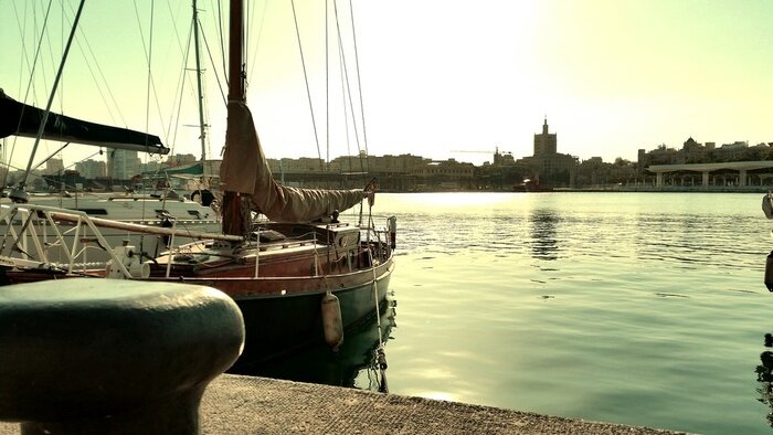 Papier peint  Voilier près de la jetée