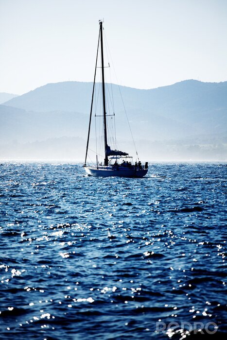 Papier peint  Voilier sur fond de la terre