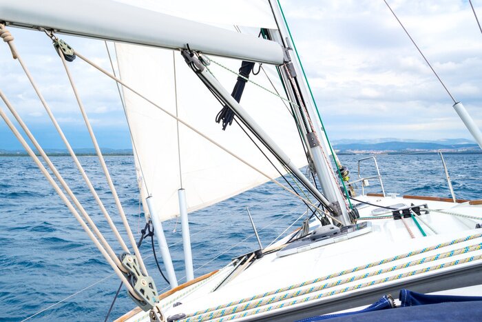 Papier peint  Voilier sur la mer vue sur la terre