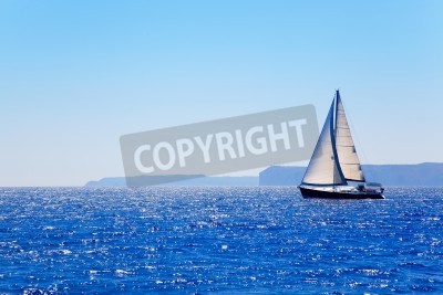 Papier peint  Voilier sur une eau azur