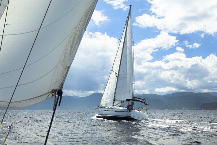 Papier peint  Voiliers et terre montagneuse