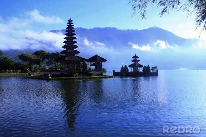 Papier peint  Voir le serviteur au lac Bali en Indonésie